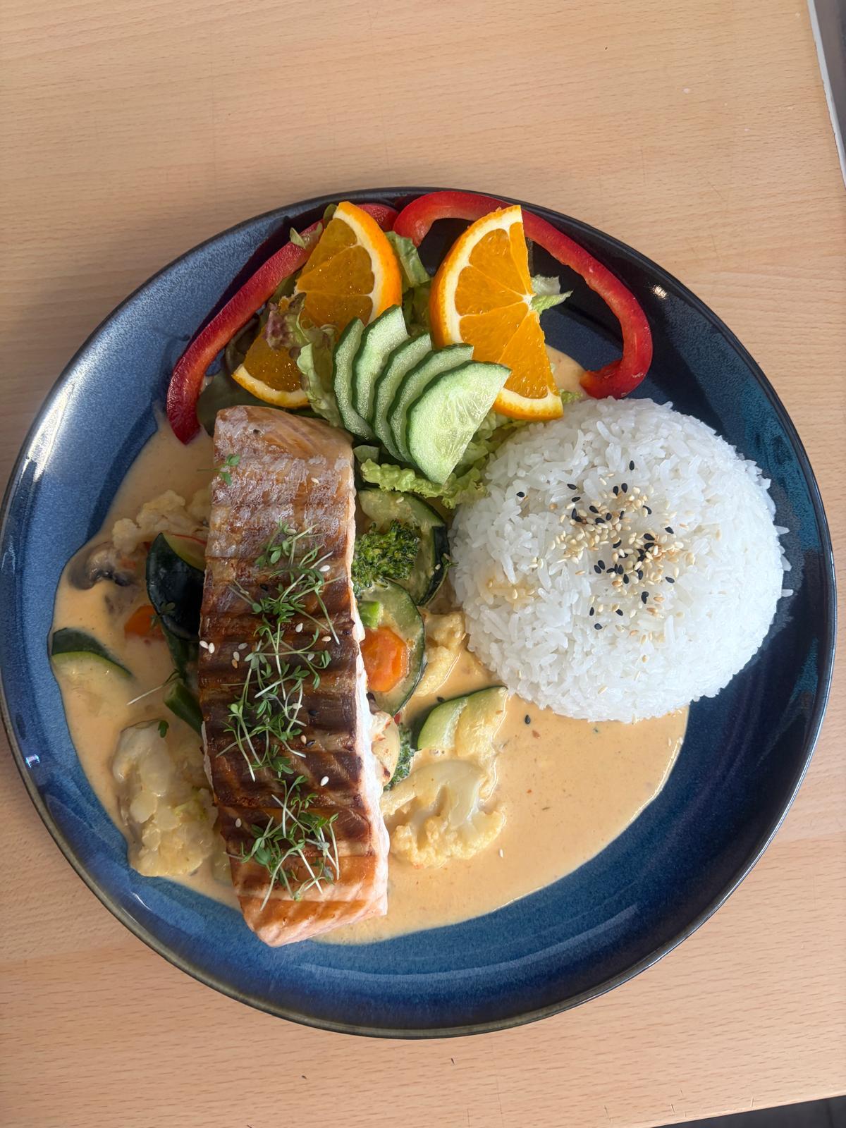 Lachs mit Curry und Reis