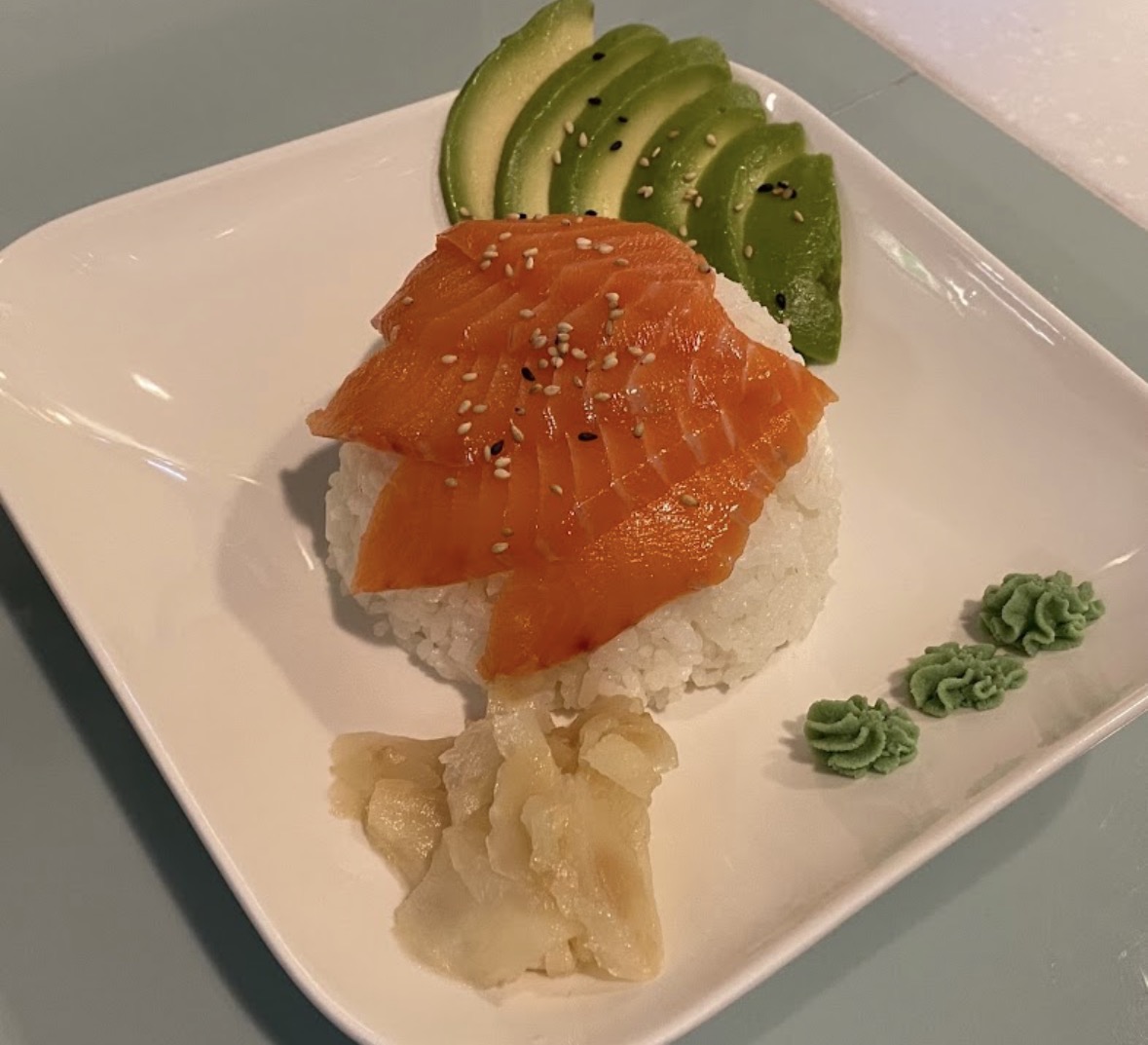 Lachs Nigiri mit Avocado